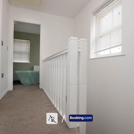 Cozy House By Ar Properties Short Lets & Serviced Accommodation โคล์เชสเตอร์ ภายนอก รูปภาพ